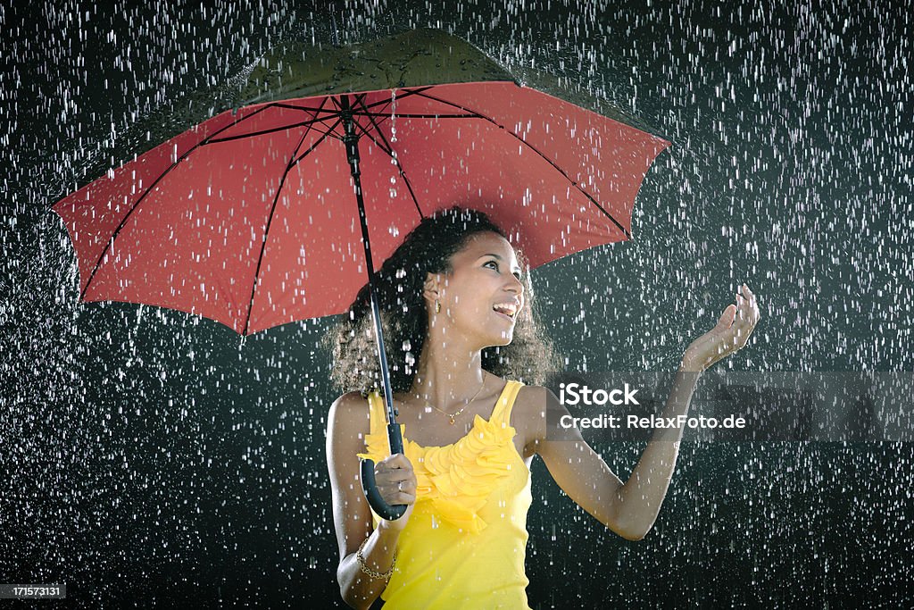 Rindo Jovem mulher com guarda-chuva de chuva desfrutando - Foto de stock de Mulheres royalty-free