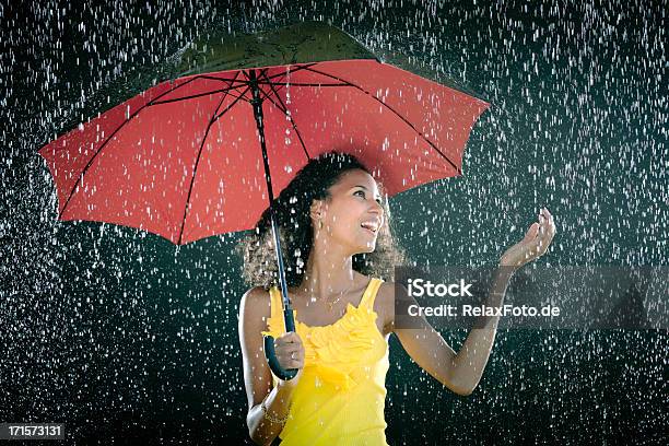 Foto de Rindo Jovem Mulher Com Guardachuva De Chuva Desfrutando e mais fotos de stock de Mulheres