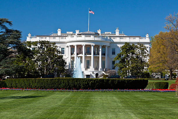 el sur por el pórtico de the white house, washington dc, ee. uu. - washington dc day white house american flag fotografías e imágenes de stock