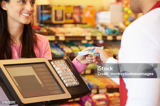 Foto de Cliente Pagando Por Compras Com Cartão De Crédito No Checkout e mais fotos de stock de Balcão de pagamento