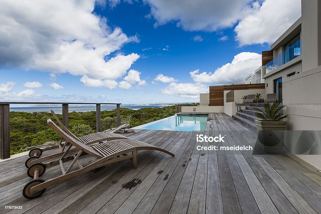 Deque da piscina da Villa Luxury - Foto de stock de Casa royalty-free