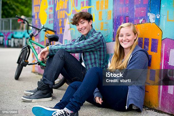 Teen Paar Im Skatepark Stockfoto und mehr Bilder von Teenager-Alter - Teenager-Alter, BMX, Fahrrad