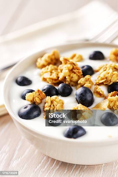 Cereal Com Iogurte E Mirtilos - Fotografias de stock e mais imagens de Alimentação Saudável - Alimentação Saudável, Azul, Bebida