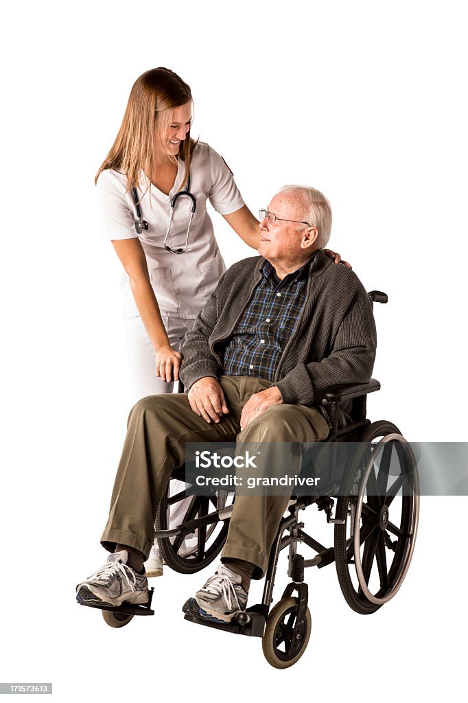 Infirmière et le Vieil homme en fauteuil roulant - Photo de Fond blanc libre de droits