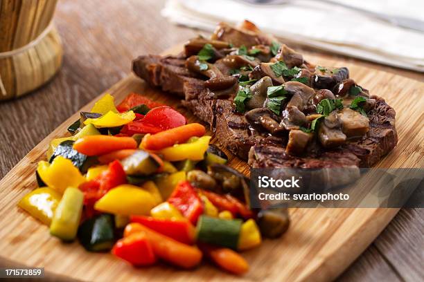 Nerbo Alla Griglia Con Funghi E Verdure Miste - Fotografie stock e altre immagini di Manzo - Manzo, Alla griglia, Arrosto - Cibo cotto