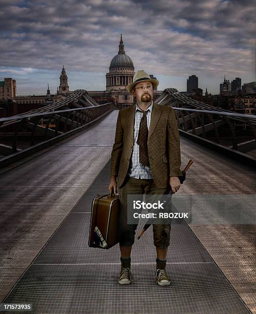 손실됨 런던 남자 사업가 런던 밀레니엄 브리지에 대한 스톡 사진 및 기타 이미지 - 런던 밀레니엄 브리지, 고독-개념, 고독-부정적인 감정 표현