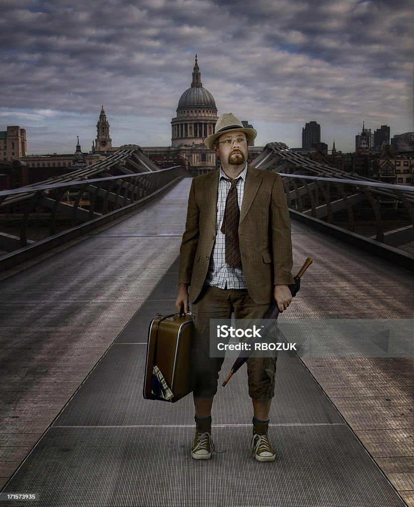 Потерянные London бизнесмен - Стоковые фото Мост Миллениум роялти-фри