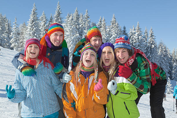 groupe de joyeux jeunes hommage à la station de ski - people group of people friendship salzburg photos et images de collection