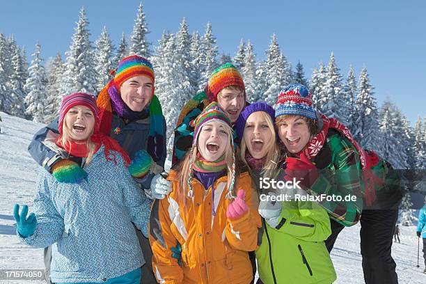 陽気な若者のグループのお祝いにスキー場 - 数人のストックフォトや画像を多数ご用意 - 数人, 雪, 20代