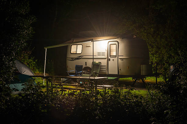 caravan bande-annonce radieux en forêt camp site nuit - motor home camping mobile home vehicle trailer photos et images de collection