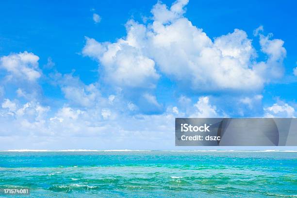 Photo libre de droit de Plage Tropicale Locéan Pacifique Bleu Ciel Puffy Clouds banque d'images et plus d'images libres de droit de Ciel