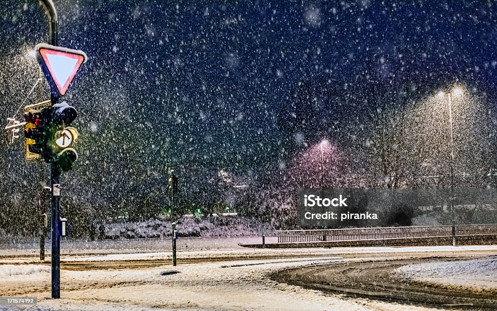 Vacío calle urbana tormenta de nieve intensa - Foto de stock de Ventisca libre de derechos