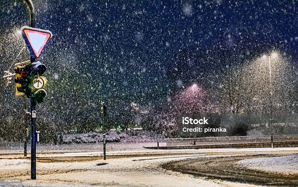 Pusta Droga miejska w ciężki śnieg storm - Zbiór zdjęć royalty-free (Burza śnieżna)