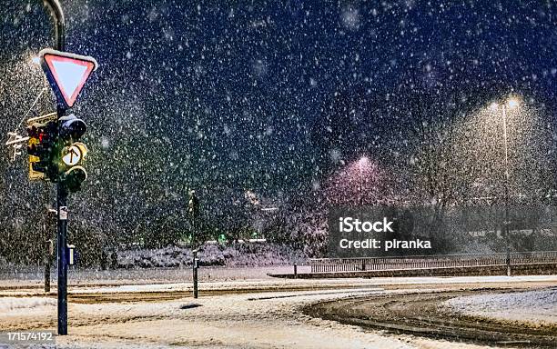 Pusta Droga Miejska W Ciężki Śnieg Storm - zdjęcia stockowe i więcej obrazów Burza śnieżna - Burza śnieżna, Noc, Śnieżyć