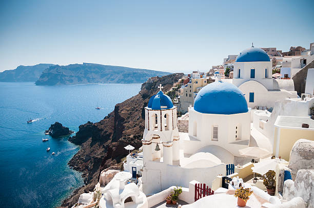 blaue kuppelkirche am caldera-rand in oia, santorin - caldera stock-fotos und bilder