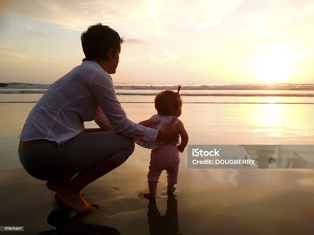 Mutter und Kind am Strand - Lizenzfrei Besonderes Lebensereignis Stock-Foto