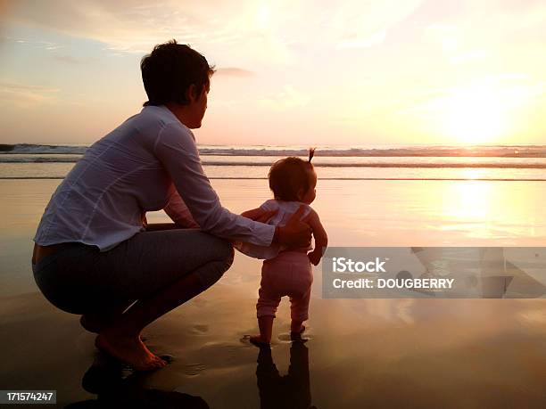 Mutter Und Kind Am Strand Stockfoto und mehr Bilder von Besonderes Lebensereignis - Besonderes Lebensereignis, Sonnenuntergang, Alleinerzieherin