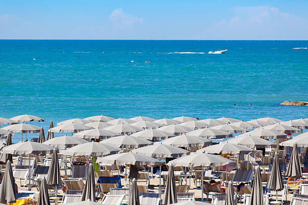 tipica spiaggia di riviera romagnola - rimini foto e immagini stock