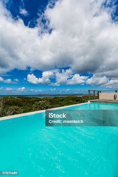 Villa De Lujo En La Terraza De La Piscina Foto de stock y más banco de imágenes de Lujo - Lujo, Piscina, Al lado de la piscina