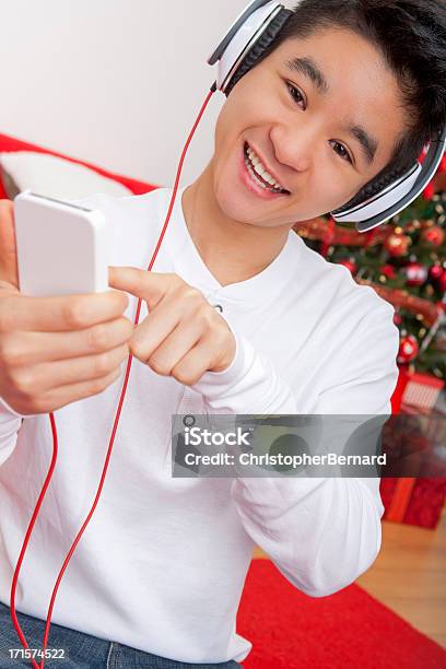 Lächelnd Männlich Musik Kopfhörer An Weihnachten Stockfoto und mehr Bilder von 20-24 Jahre - 20-24 Jahre, Asiatischer und Indischer Abstammung, Audiozubehör