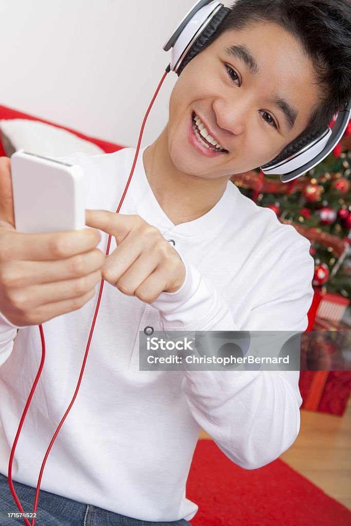 Sorridente homem ouvir para auscultadores no Natal - Royalty-free 20-24 Anos Foto de stock