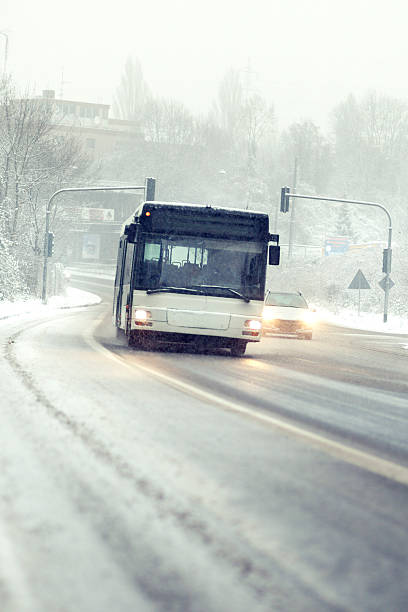 autobús en invierno carretera - public transportation winter bus front view fotografías e imágenes de stock