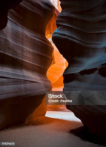 オレンジ色の光レイヨウキャニオンアリゾナ州米国 - 洞窟のストックフォトや画像を多数ご用意 - 洞窟, 太陽光線, 小道