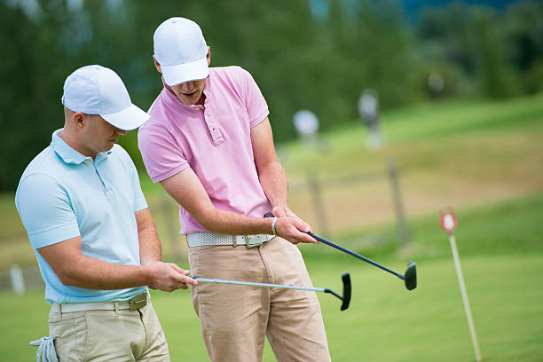 golf pro uczyć mężczyzna golfista - golf lessons zdjęcia i obrazy z banku zdjęć