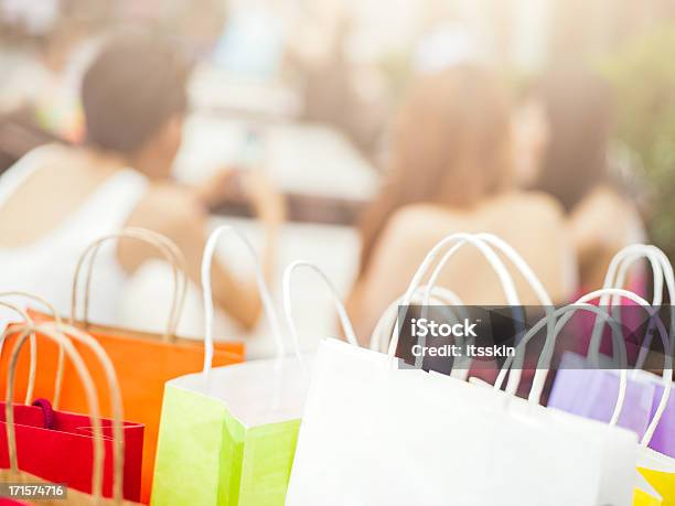 Borse Per Gli Acquisti - Fotografie stock e altre immagini di Busta regalo - Busta regalo, Multicolore, Abbigliamento casual