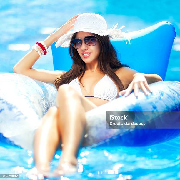 Sexy Mujer Joven Flotante Foto de stock y más banco de imágenes de Glamour - Glamour, Piscina, 20 a 29 años