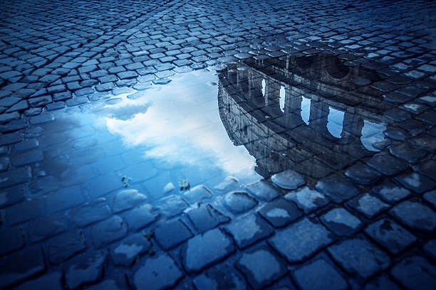 rom-wasser reflexionen: das kolosseum - blue rain rome italy stock-fotos und bilder