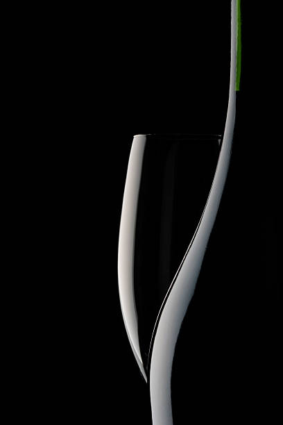 空のシャンパングラスと空白のボトルアゲインスト黒色の背景 - champagne celebration glass black ストックフォトと画像