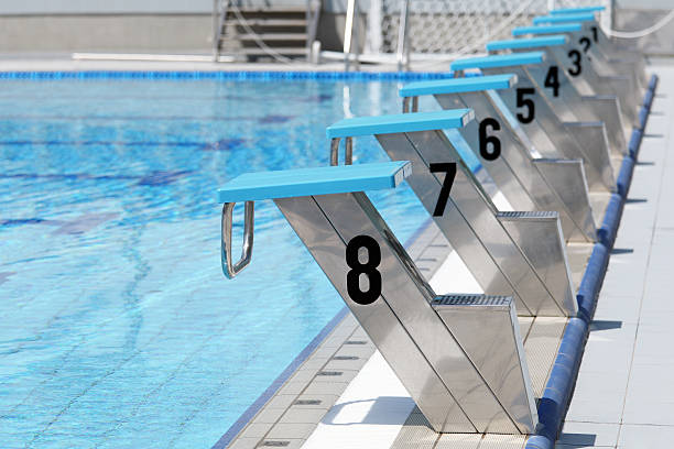 swimmingpool in wettkampfgröße start - internationales sportereignis stock-fotos und bilder