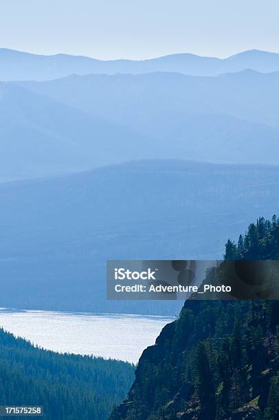 Photo libre de droit de Lac Macdonald Vue Sur Le Parc National De Glacier banque d'images et plus d'images libres de droit de Chaîne de montagnes - Chaîne de montagnes, Eau, Espace texte