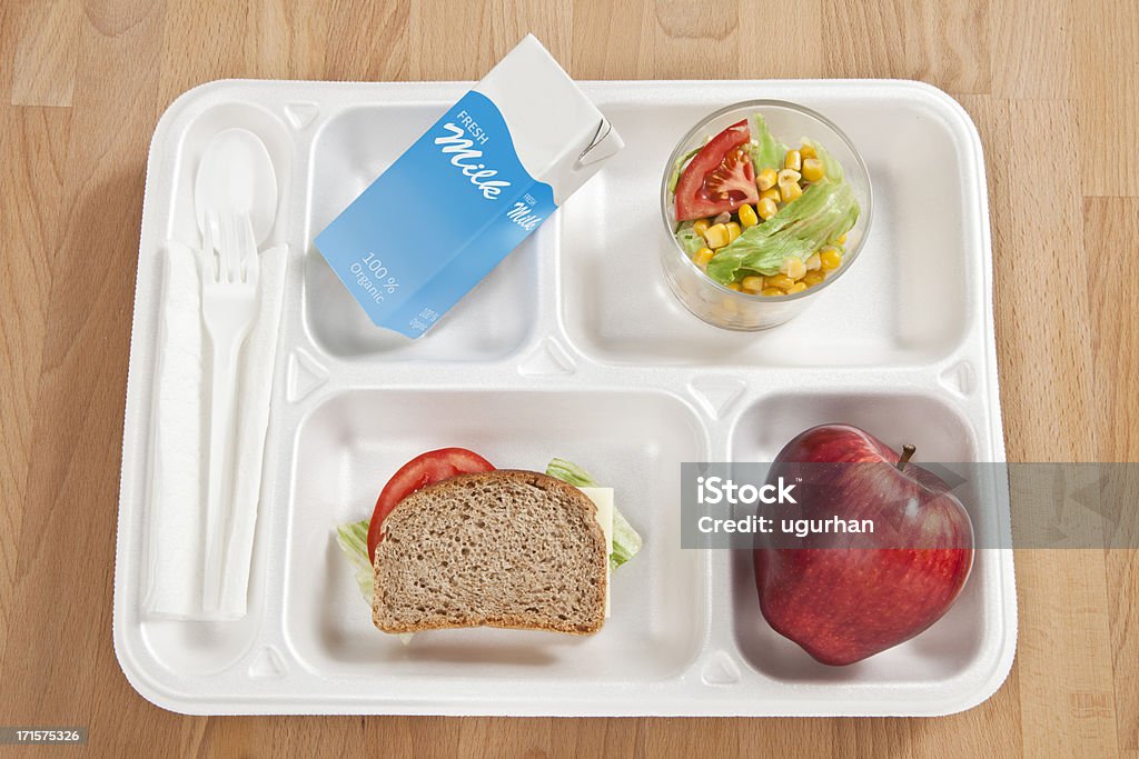 Vassoio del pranzo scolastico - Foto stock royalty-free di Edificio scolastico