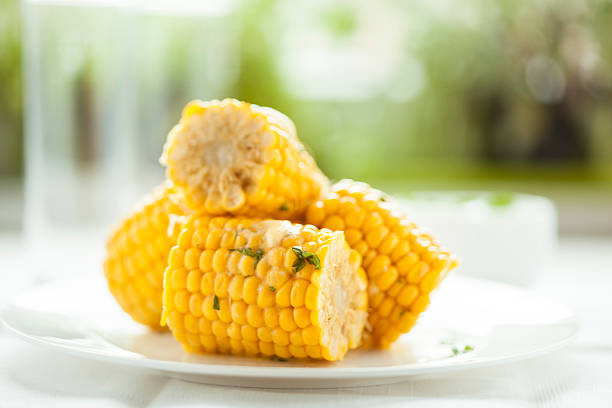 на пару кукурузный - corn on the cob стоковые фото и изображения