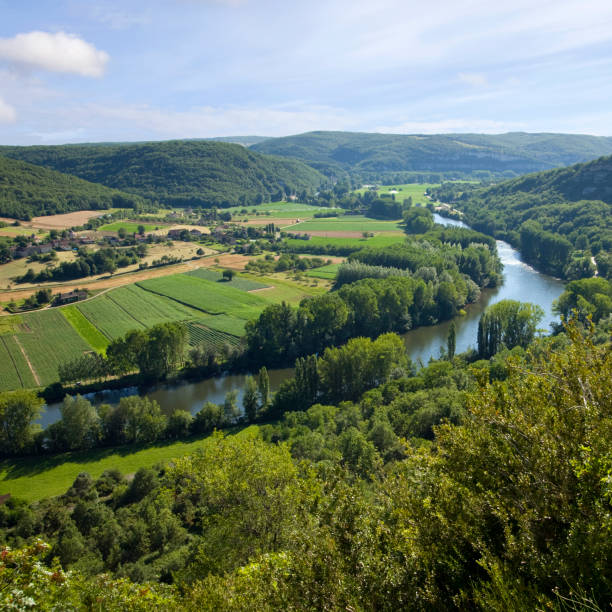 francia, vista del lote valley, cerca de st martin labouvel - lot fotografías e imágenes de stock