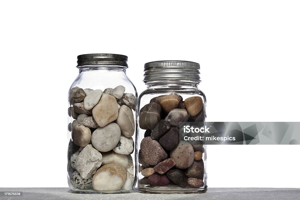 Due mason barattoli pieno di rocks - Foto stock royalty-free di Barattolo di vetro