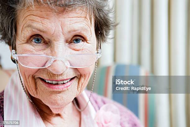 Ligeramente Disbelieving Vista De Un Sonriente Mujer Senior Foto de stock y más banco de imágenes de 80-89 años