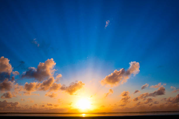 mística mezquita rayos - sunset sea tranquil scene sunrise fotografías e imágenes de stock