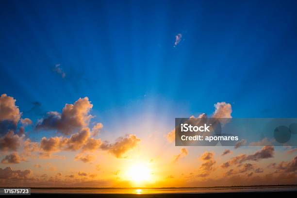 Mística Mezquita Rayos Foto de stock y más banco de imágenes de Salida del sol - Salida del sol, Mar, Nube