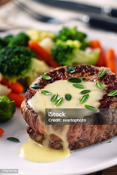 Photo libre de droit de Filet De Bœuf À La Béarnaise Sauce banque d'images et plus d'images libres de droit de Filet mignon - Filet mignon, Sauce béarnaise, Assiette