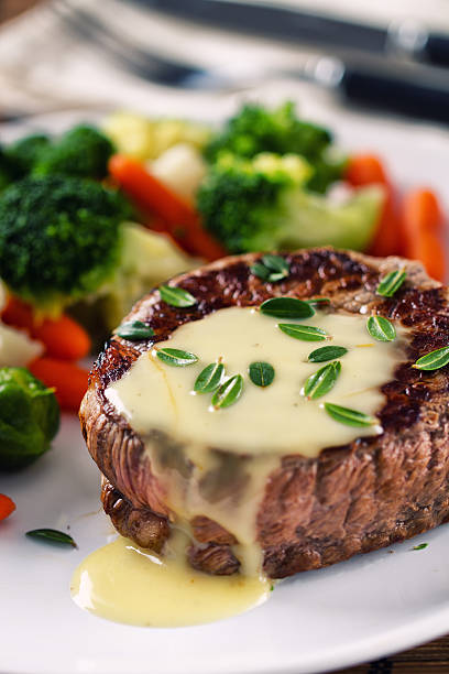 牛肉のフィレ、ベアルネーズソースソース添えます。 - filet mignon steak cauliflower veal ストックフォトと画像