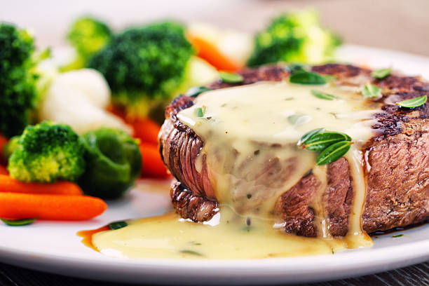 filete de carne de res con salsa de salsa bearnesa. - cauliflower vegetable white isolated fotografías e imágenes de stock