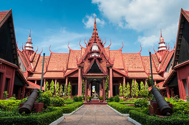 el museo nacional de phnom penh, camboya - architecture bright vibrant color brilliant fotografías e imágenes de stock