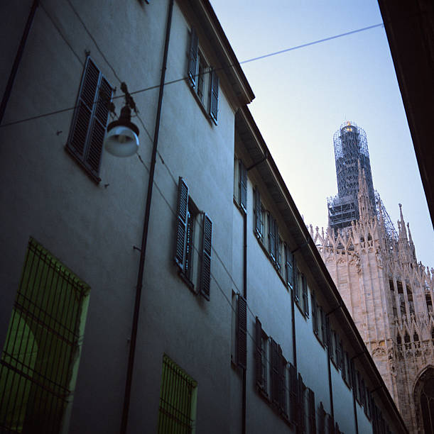 duomo di milano vista da via palazzo reale l'objet de travaux de rénovation - via palazzo reale photos et images de collection