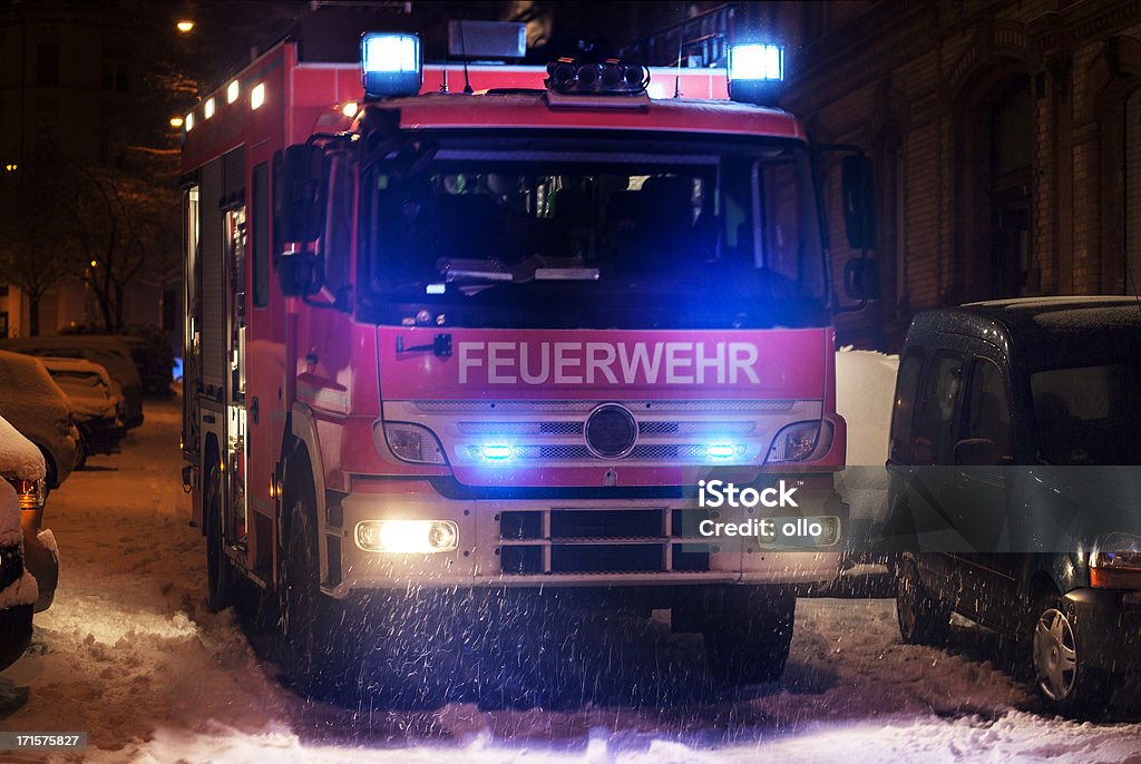 Tedesco Firetruck su strada ghiacciata - Foto stock royalty-free di Autopompa