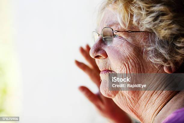 Foto de Grave Old Lady Vista Através Da Janela e mais fotos de stock de Contemplação - Contemplação, Mulheres Idosas, 70 anos