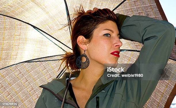 Photo libre de droit de Belle Femme Avec Des Lèvres Rouges Sous Parapluie banque d'images et plus d'images libres de droit de Adulte - Adulte, Atteindre, Belle femme