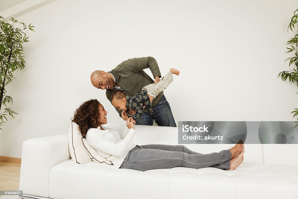 Felice famiglia afro-americana giocando con il Suo neonato - Foto stock royalty-free di 25-29 anni